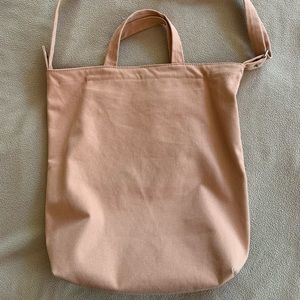 Baggu Duck Tote in rust (peachy color).